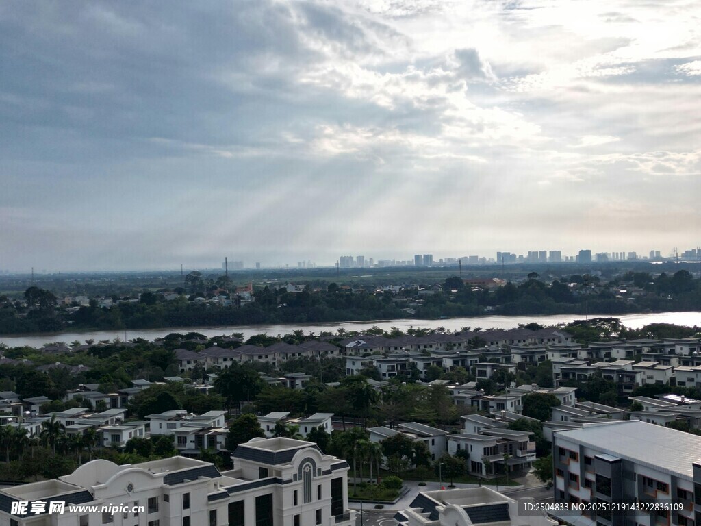 城市河畔风光俯瞰