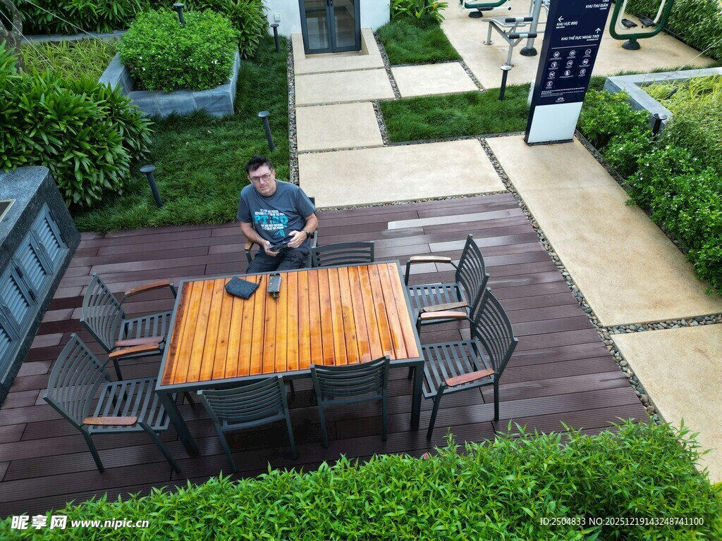 户外休闲桌椅旁的静谧时光