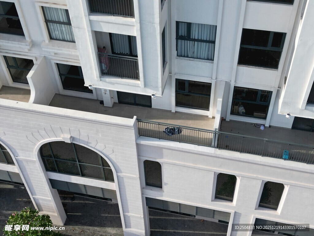 现代风格白色建筑外观