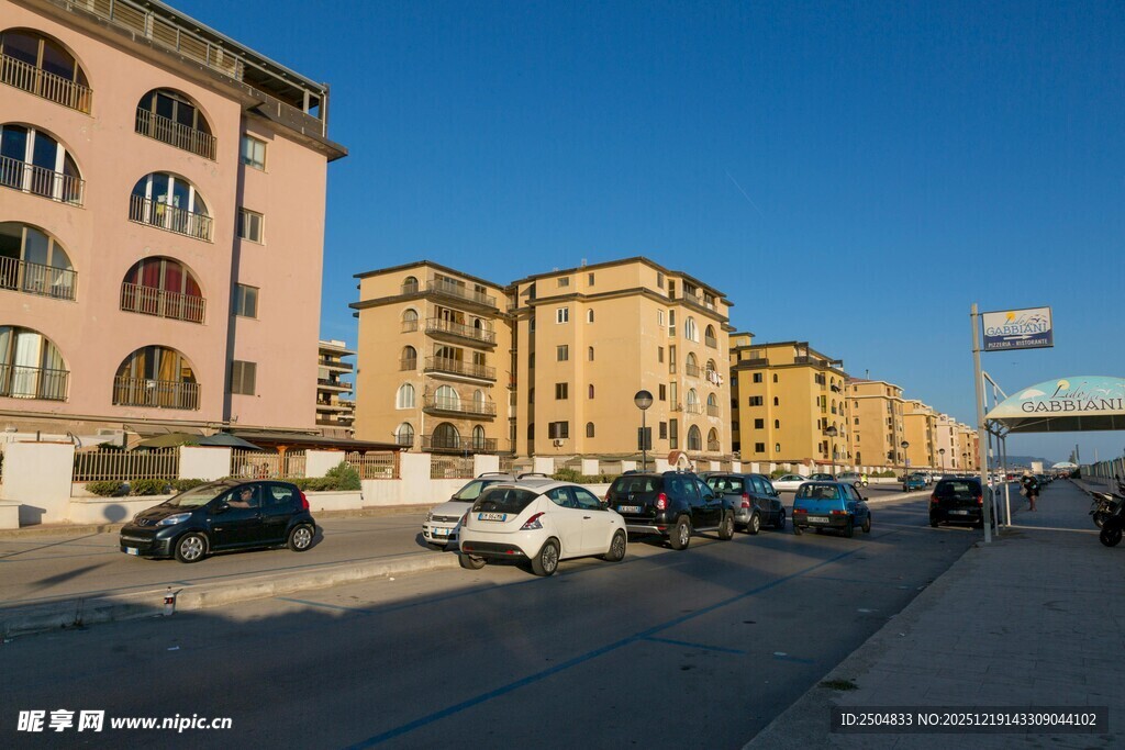 城市街道旁的多彩建筑