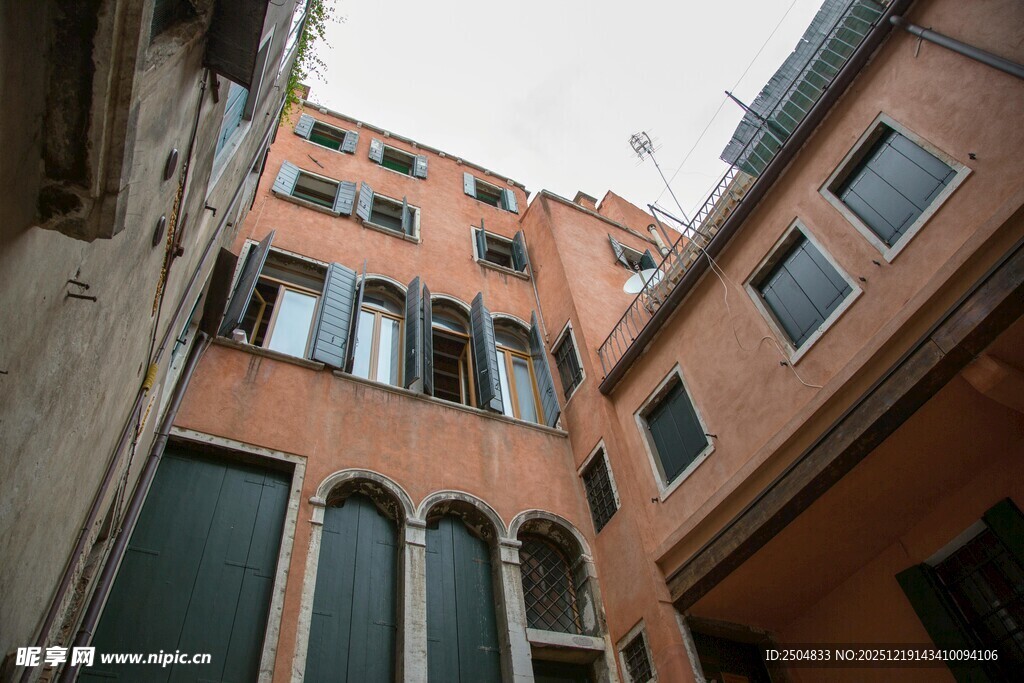 威尼斯特色建筑庭院一角