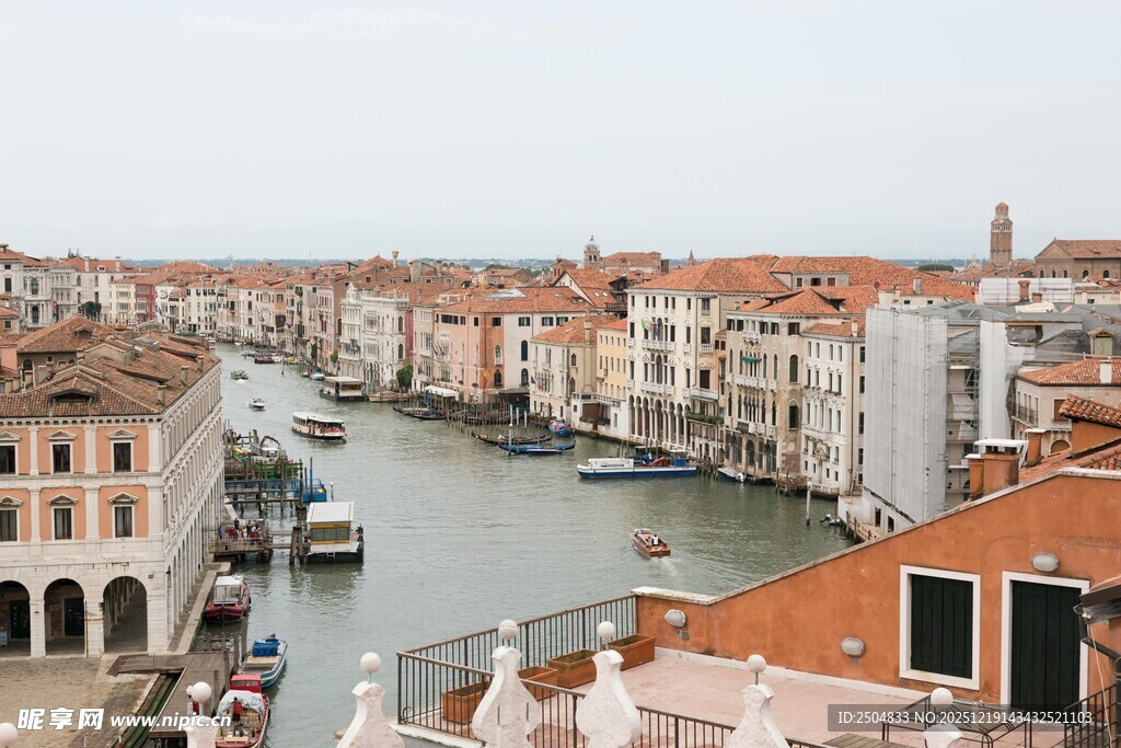 威尼斯运河畔的多彩建筑