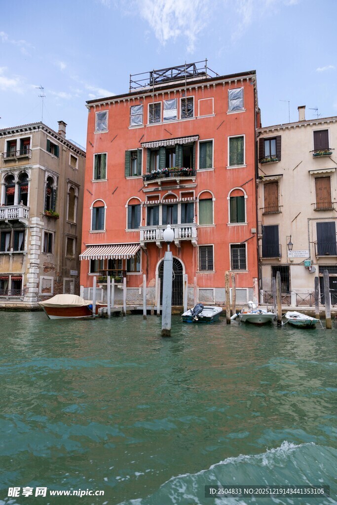 威尼斯河畔的多彩建筑