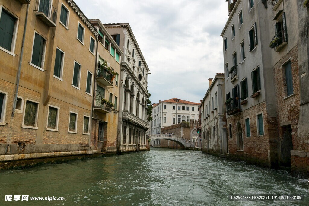 威尼斯水城的静谧河道