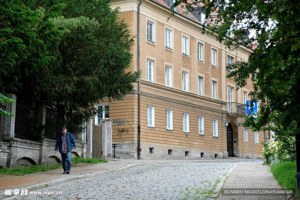 欧式街道旁的古朴建筑