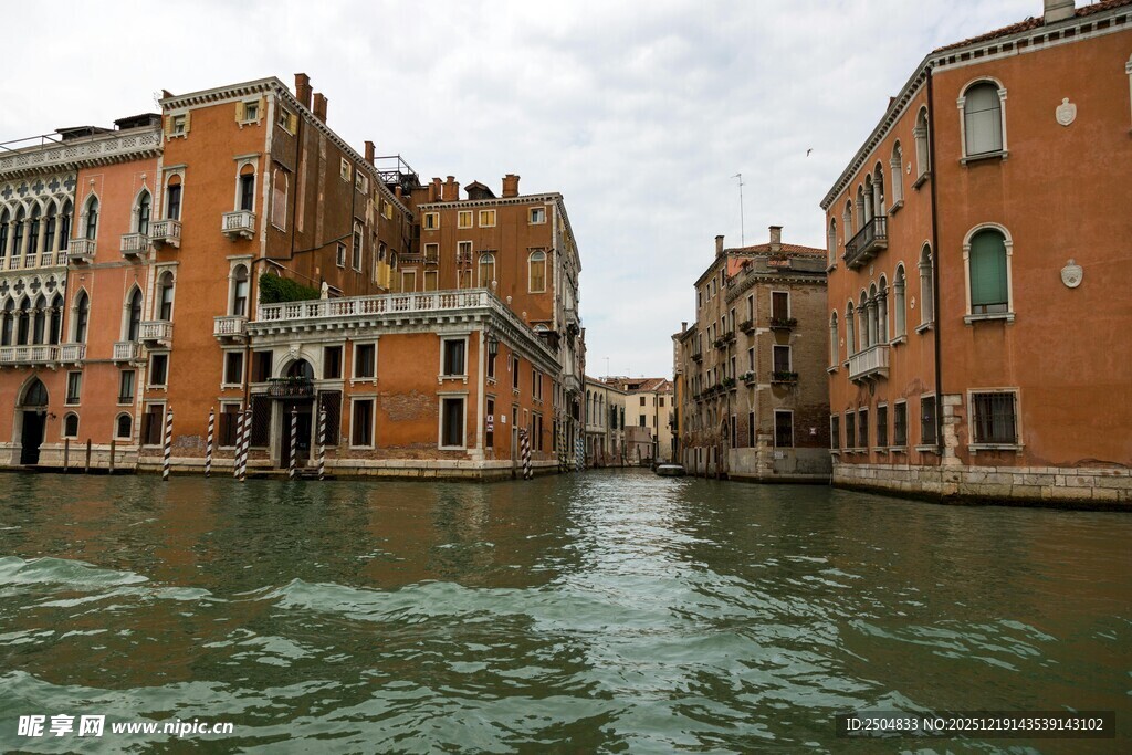 威尼斯运河旁的多彩建筑