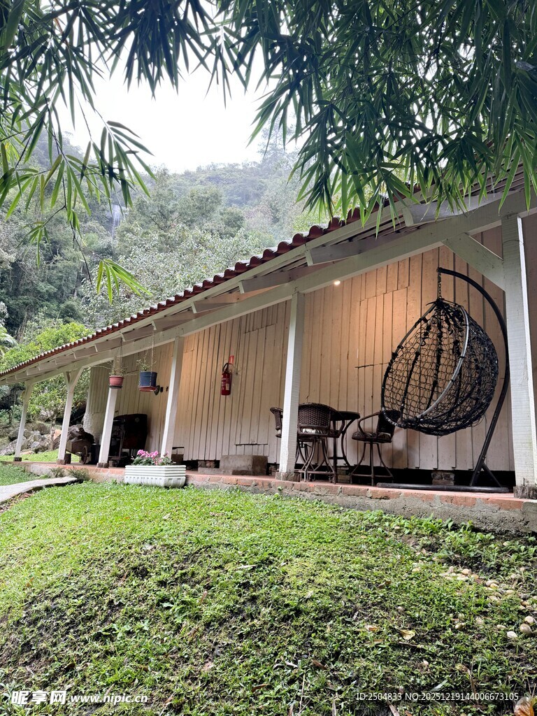 乡村庭院中的休闲小屋