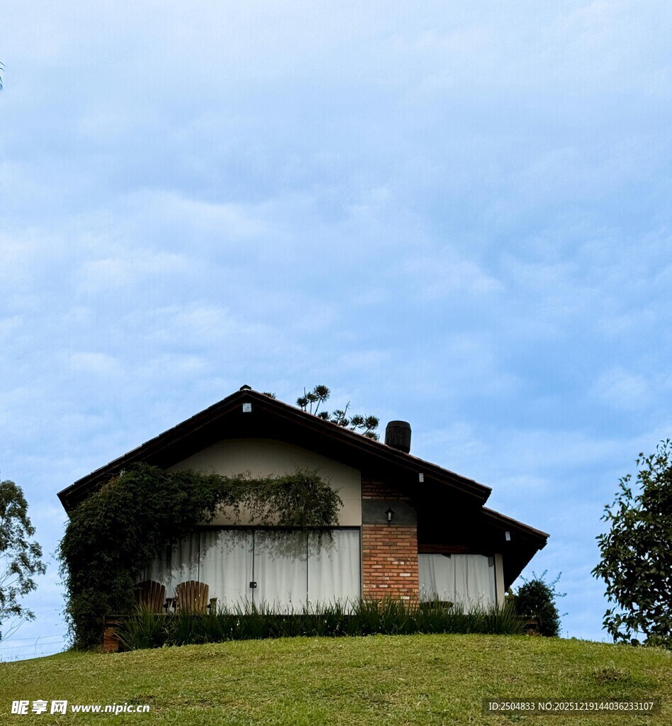 山坡上的古朴小屋