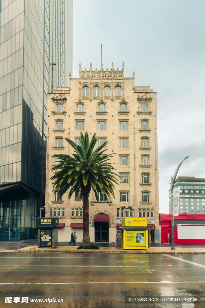城市雨后街景中的复古建筑