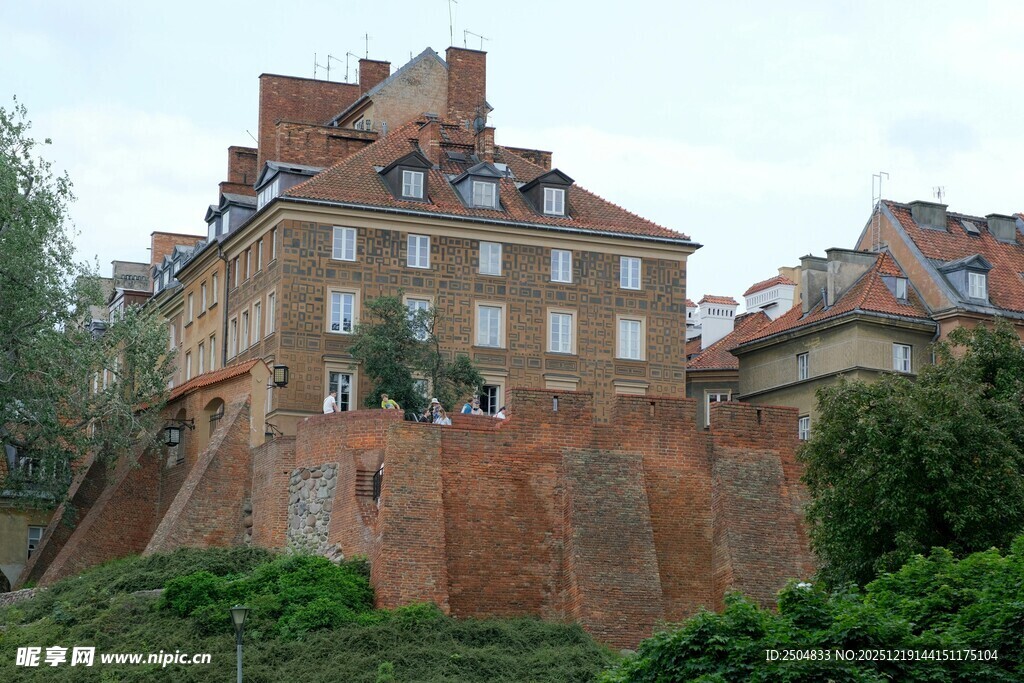 古老砖墙旁的欧式建筑