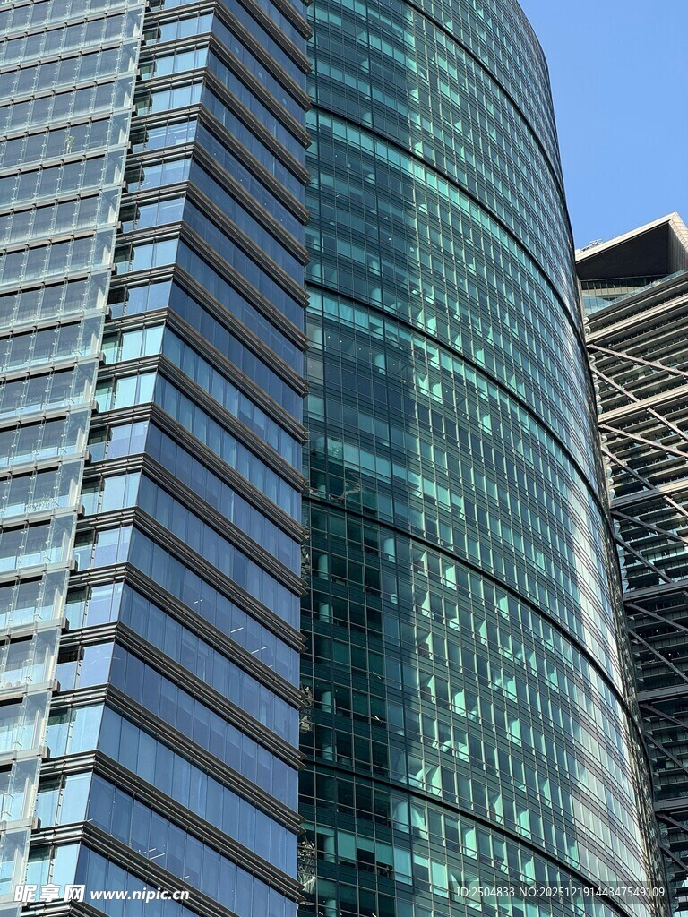 现代玻璃幕墙摩天大楼