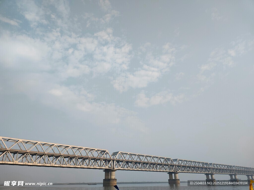 宏伟桥梁横跨水面