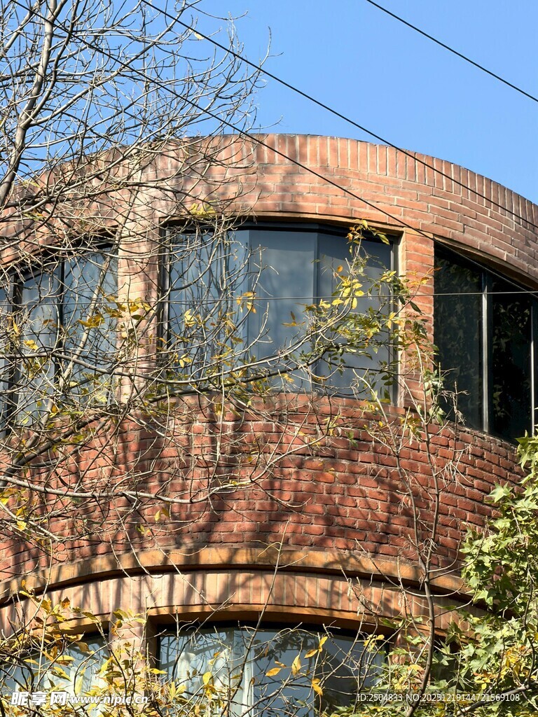 红砖建筑外观与周边树木