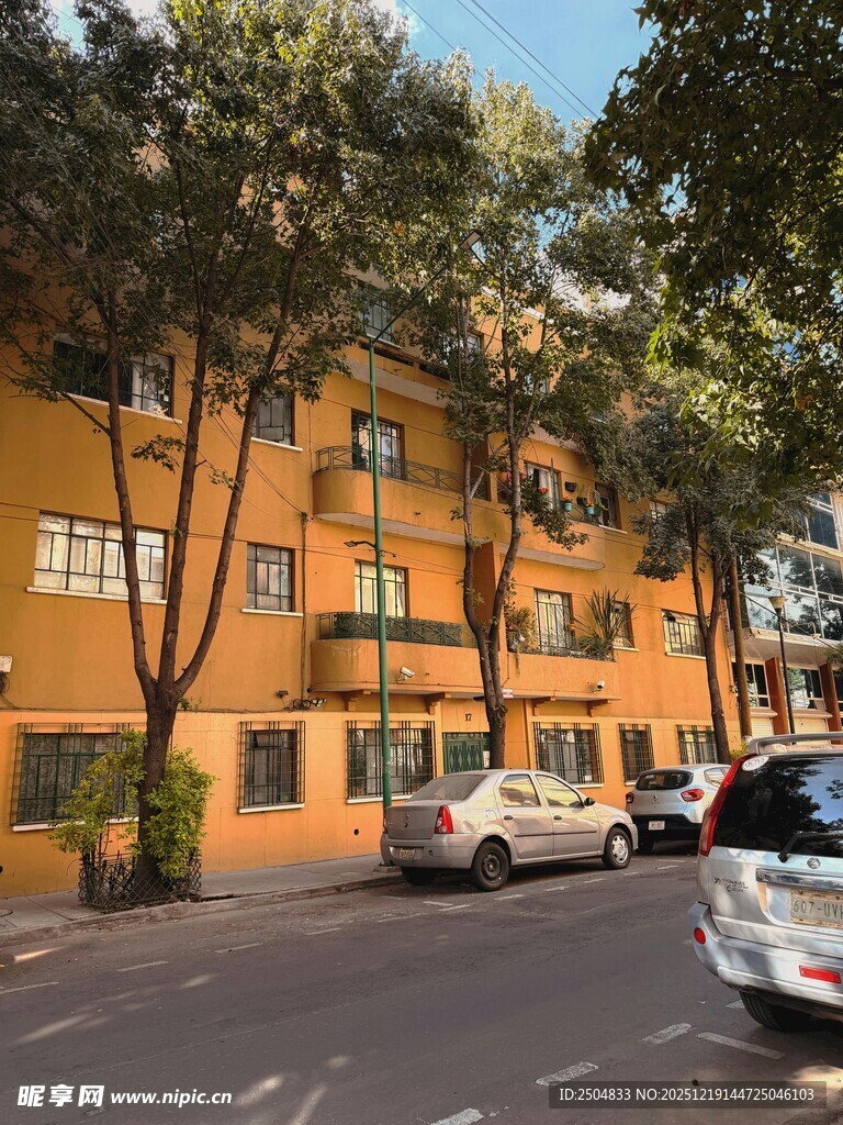 老 居民楼前的停车场景