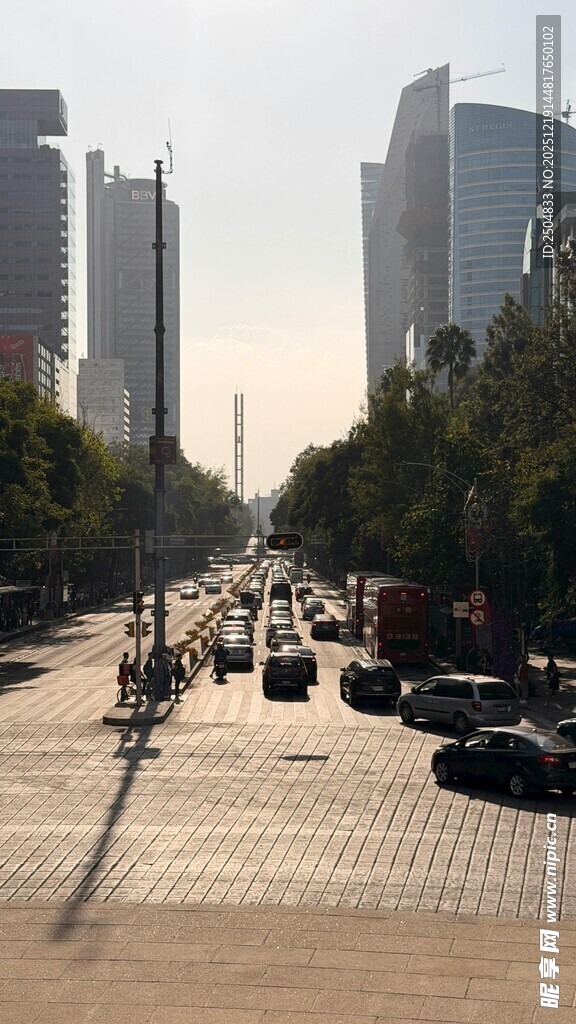 城市街道高楼与车辆景观