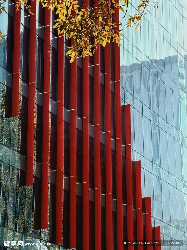 红色立柱与金黄树叶景观