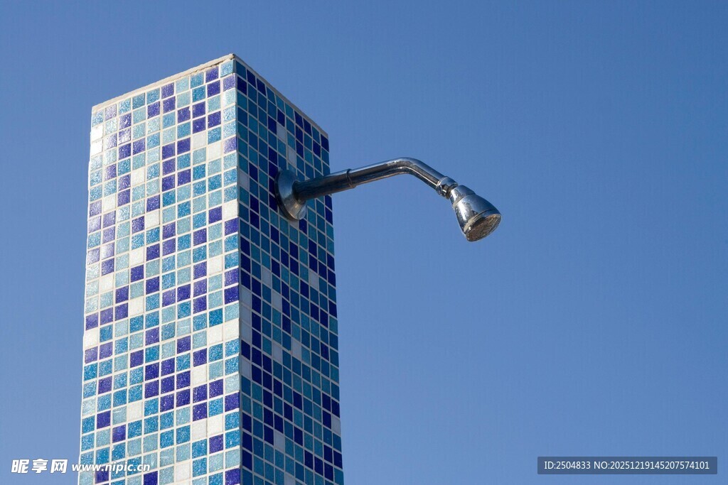 彩色高楼旁的路灯