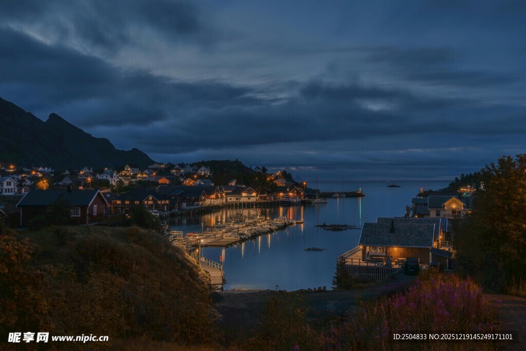夜幕下的宁静港湾小镇