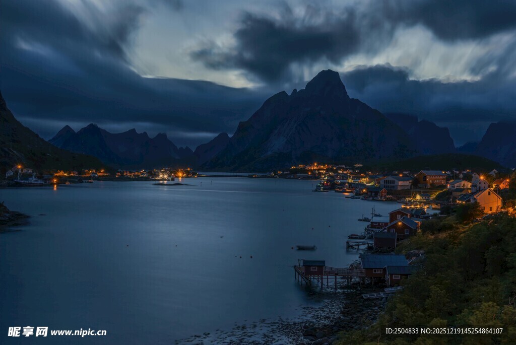 夜幕下宁静的山水小镇