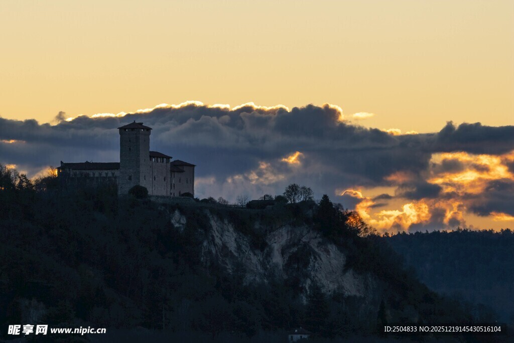 黄昏下的山顶建筑美景