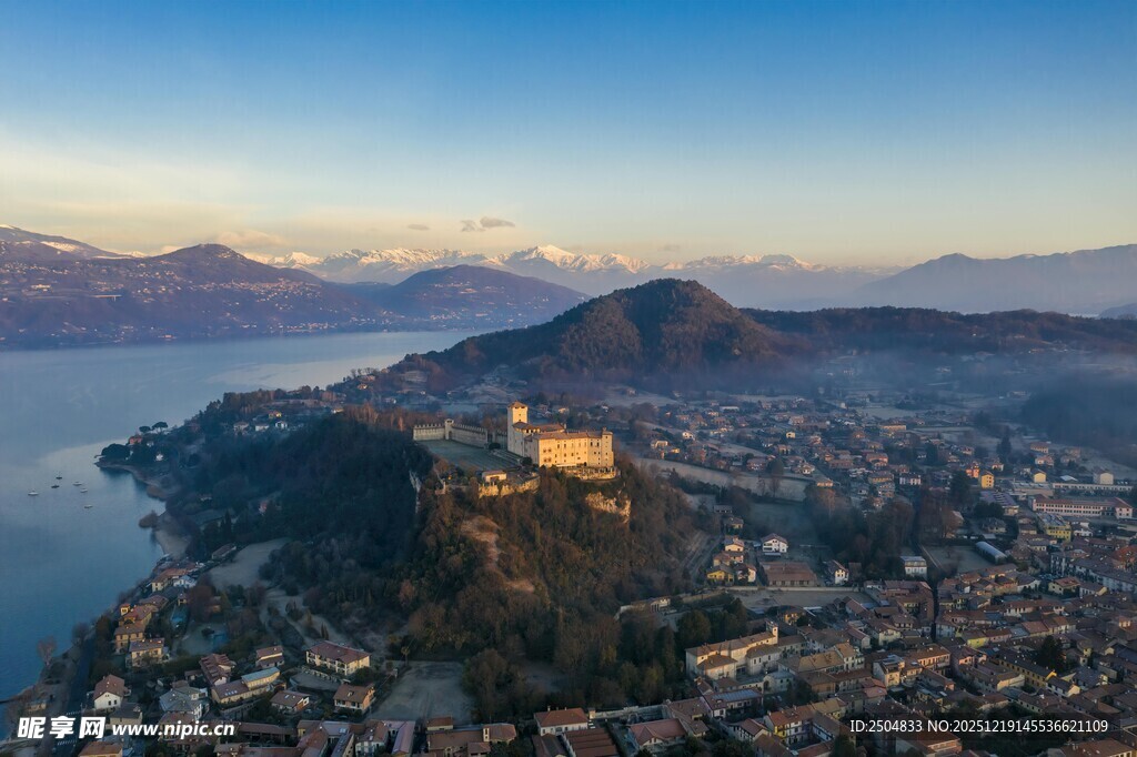 山城湖畔美景俯瞰