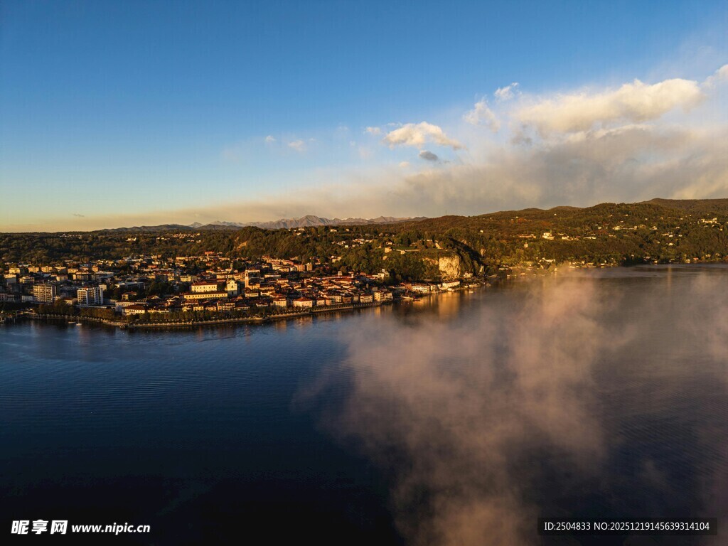 湖畔城镇晨曦美景