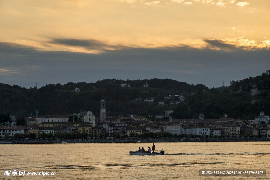 黄昏湖畔小船悠然景致