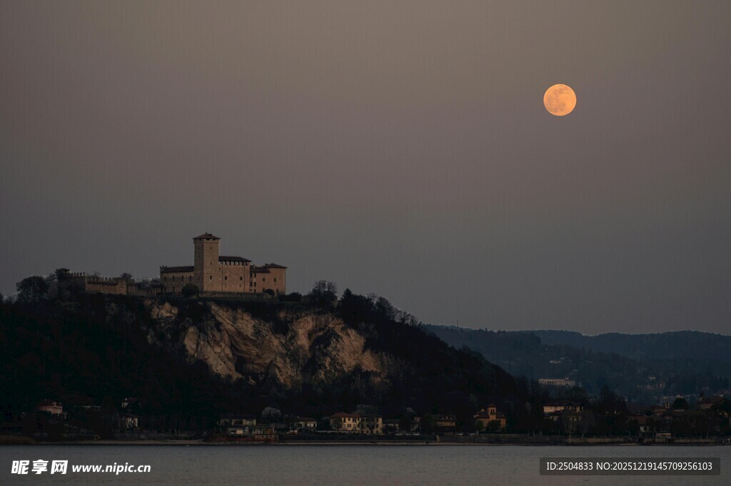 月夜下的城堡景观