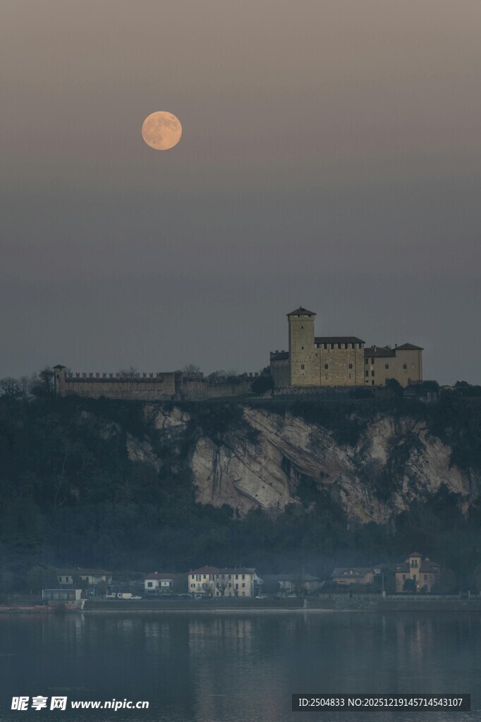 月夜下的城堡与静谧湖水
