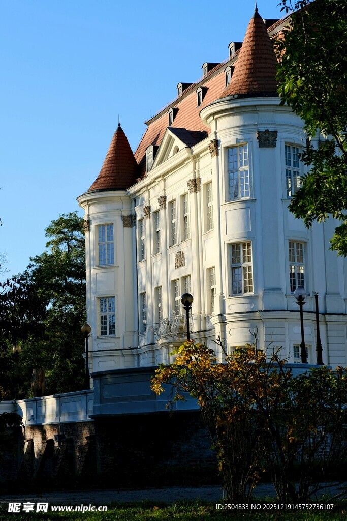 欧式白色城堡建筑景观