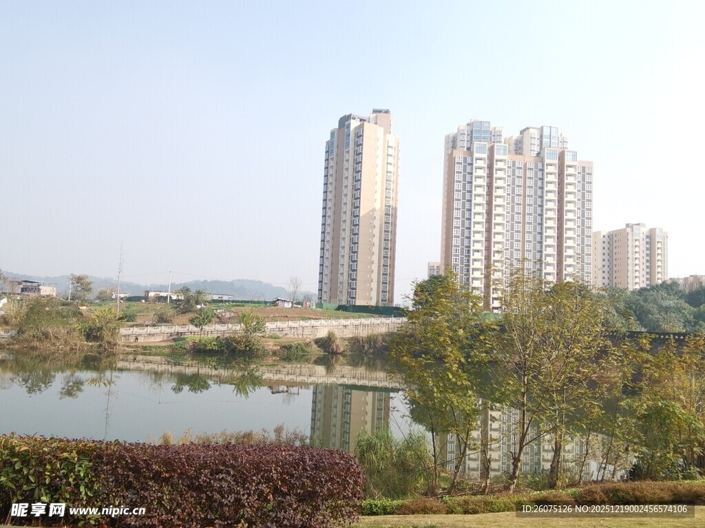 湖畔高楼景观