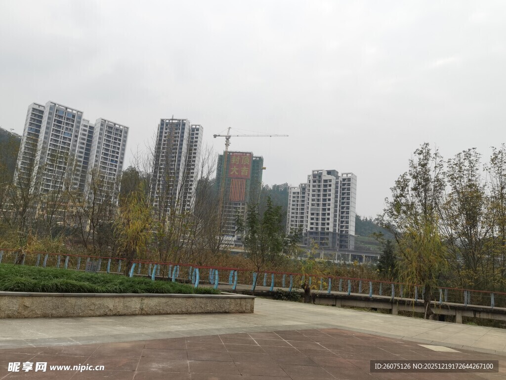 城市景观中的开阔道路与建筑