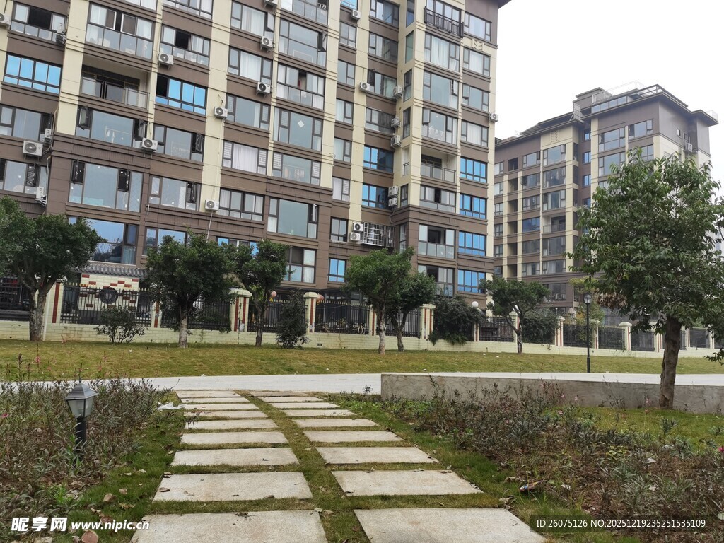 小区内的步道与居民楼