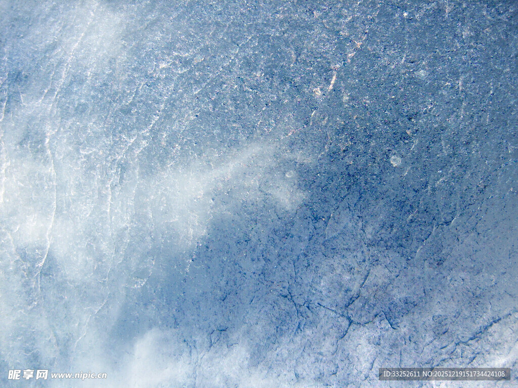 梦幻蓝色天空与云朵