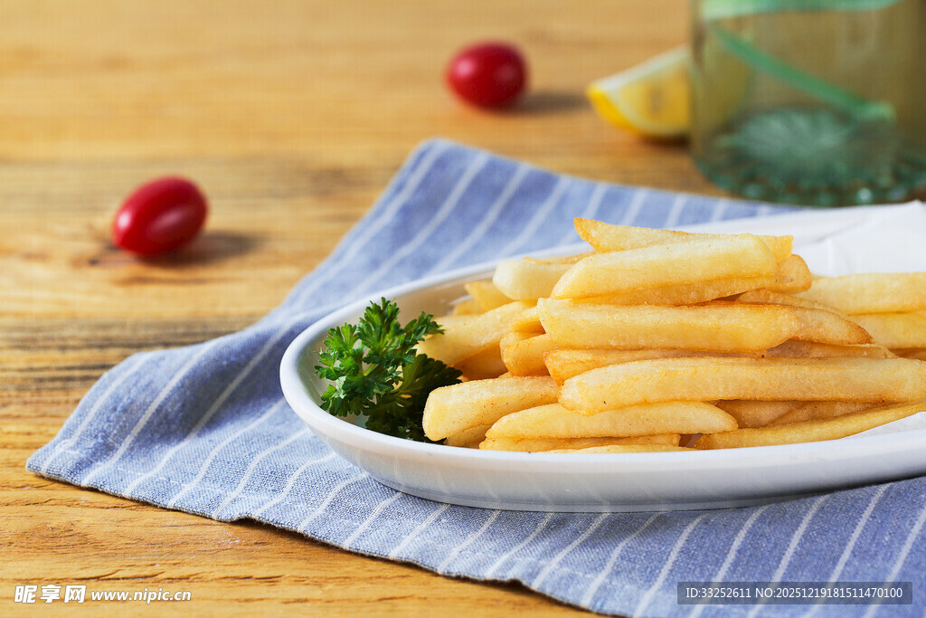 美味炸薯条摆于蓝布上