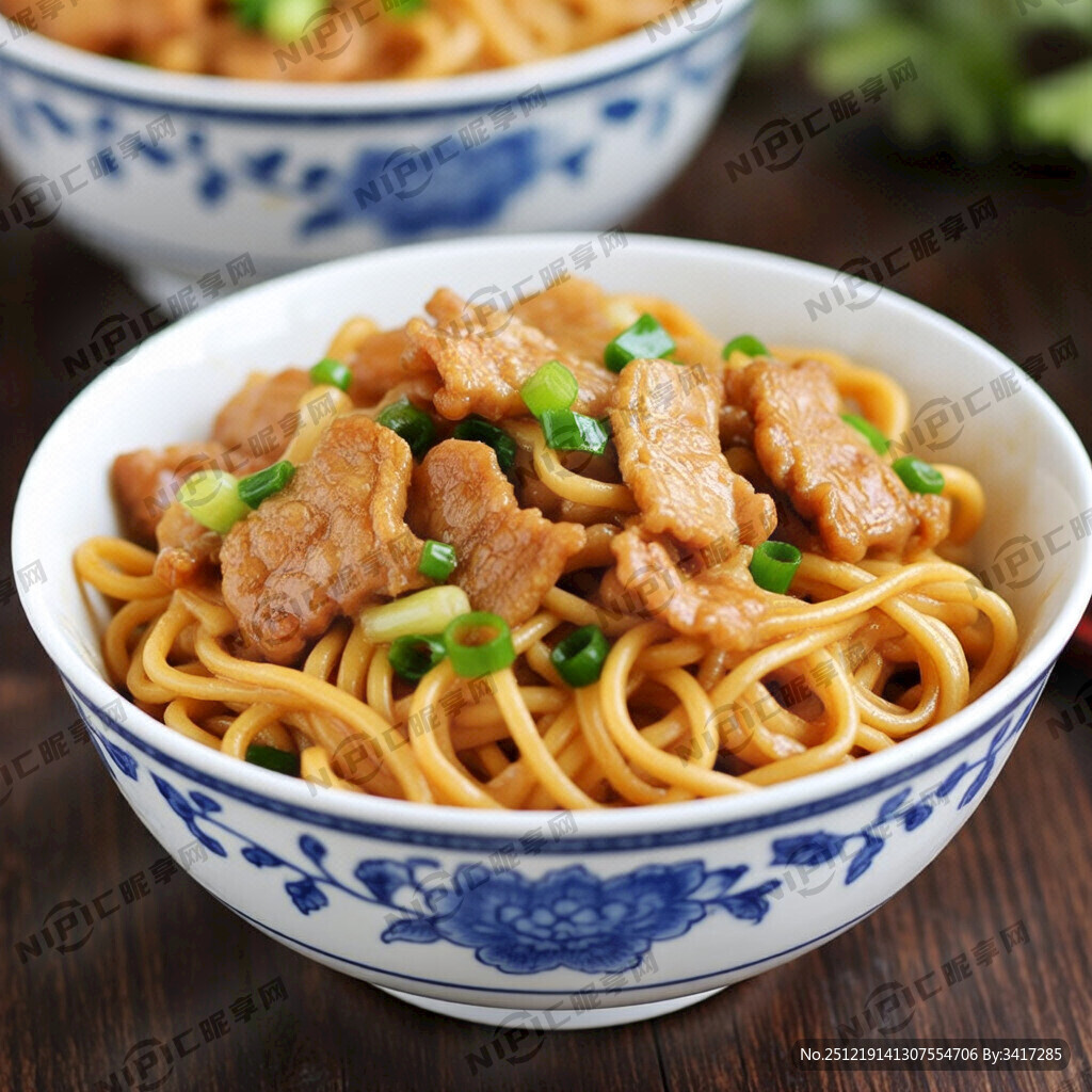 生成一样葱爆肉拌面 碗要青花瓷