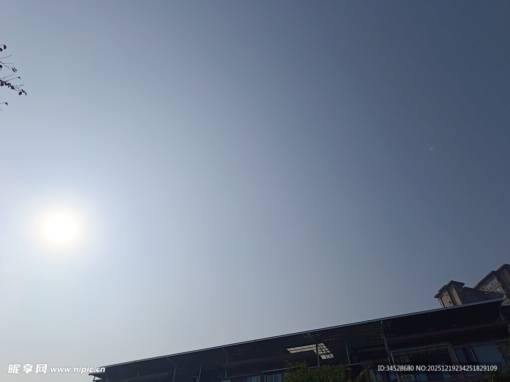 阳光下的建筑一角