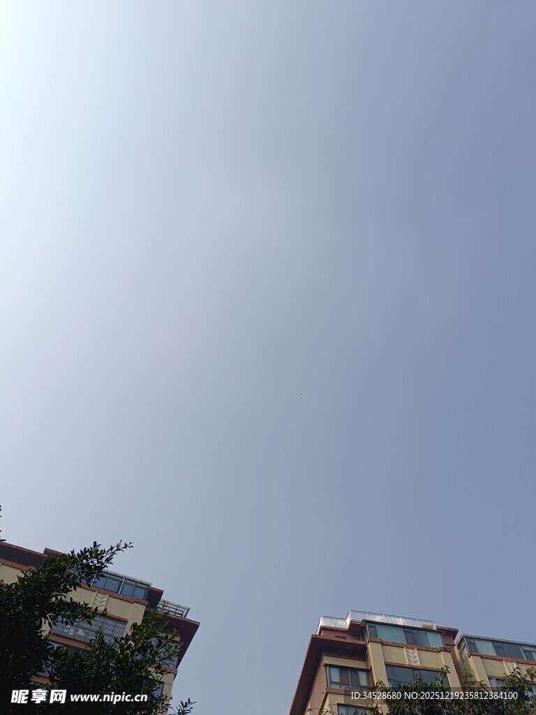 仰视视角下的城市居民楼