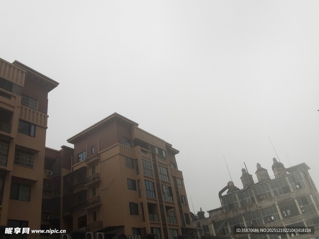 阴天中的城市建筑景观