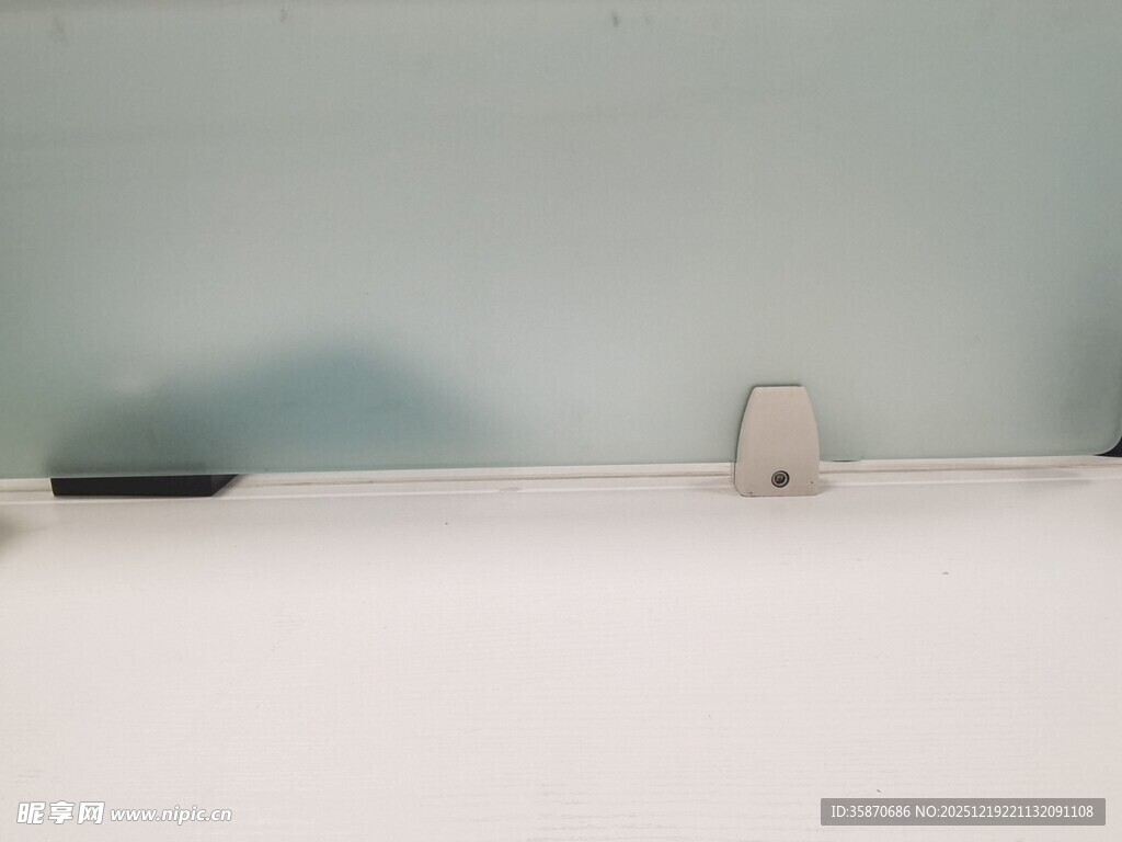 简约白色浴缸及周边物件