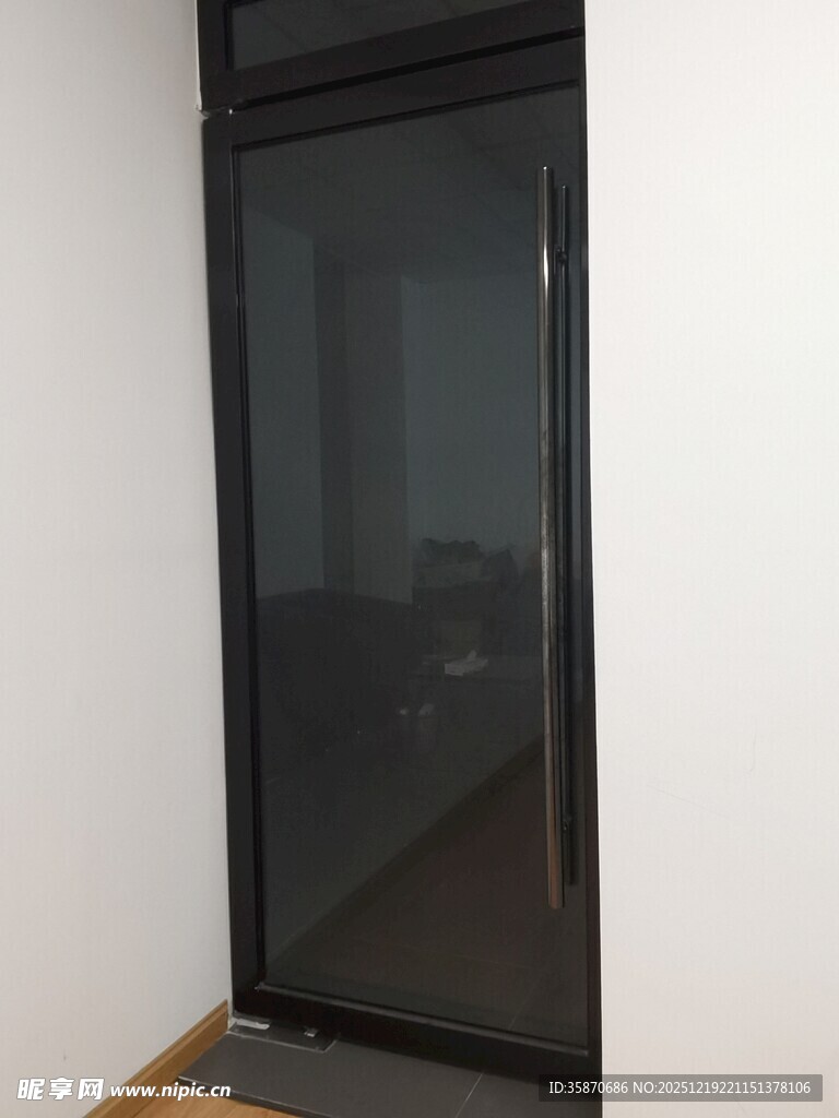 室内黑色边框玻璃推拉门