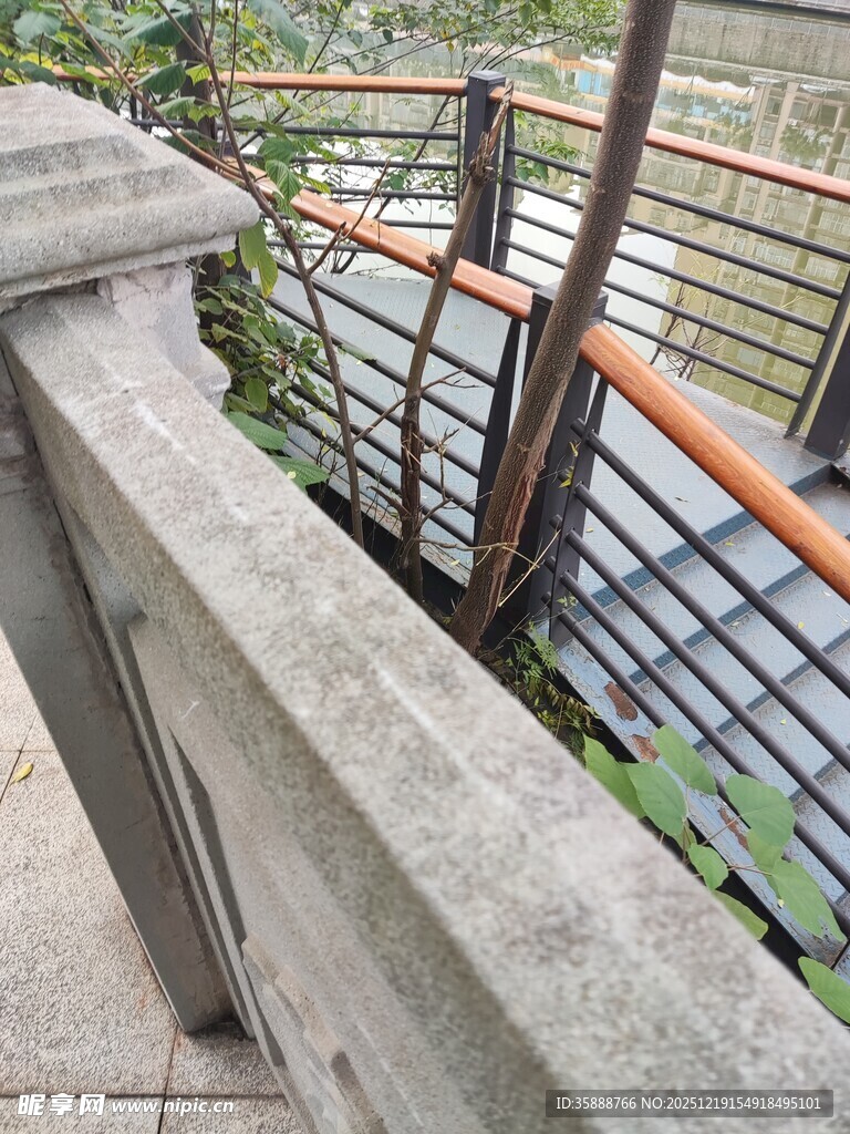 户外阳台栏杆与绿植景观