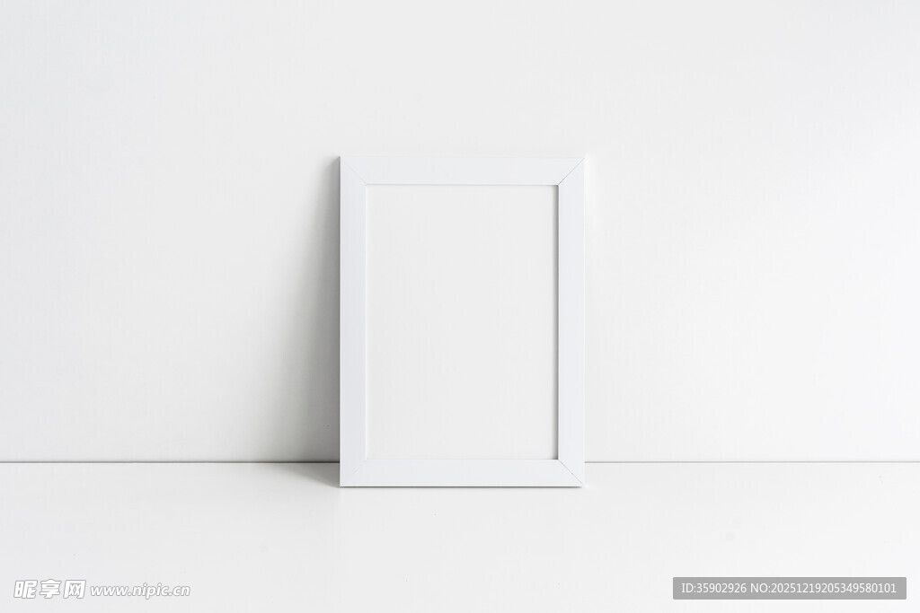 白色空白相框展示样机