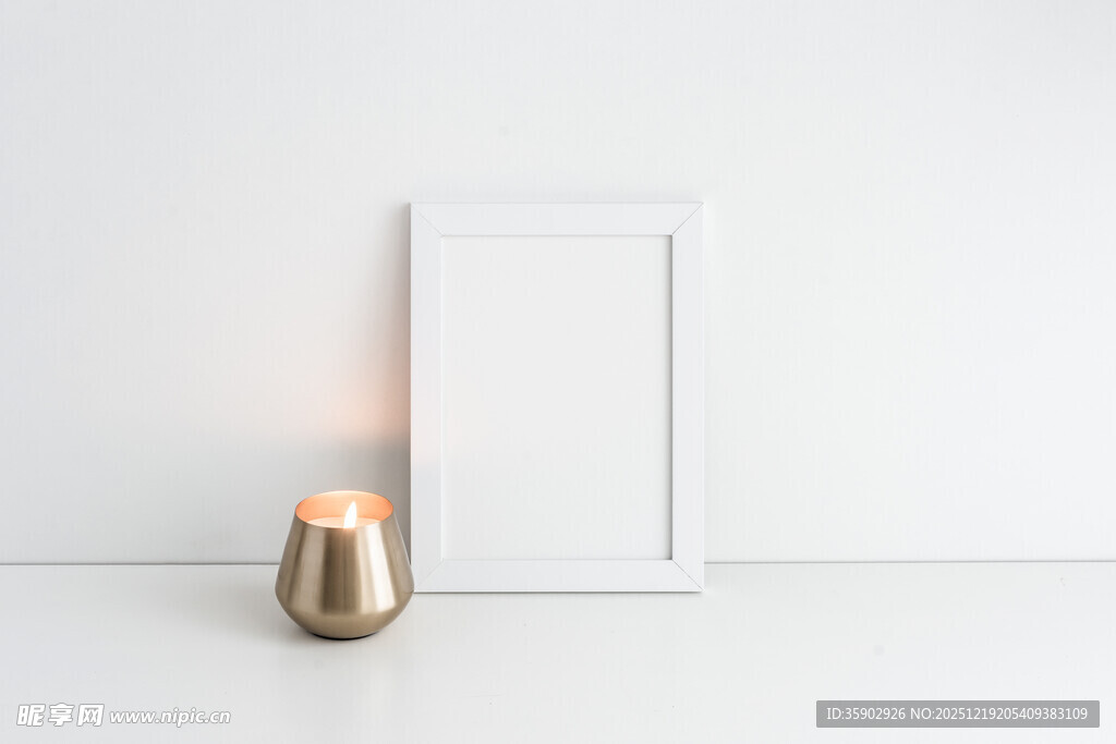 简约白框旁的暖光小烛台