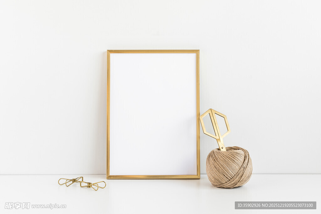 简约画框与装饰摆件