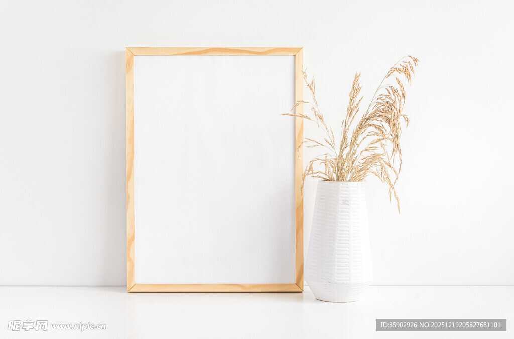 简约画框与干花装饰摆件