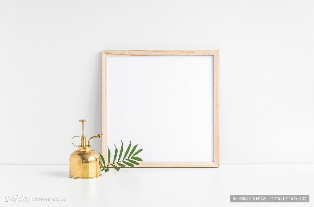 简约相框与绿植摆件