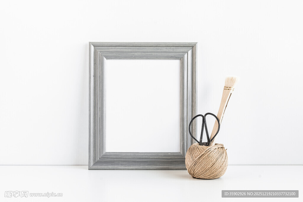 简约相框与文具静物组合