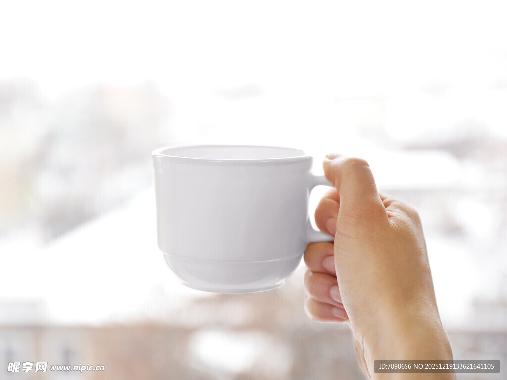 手持白色杯子特写