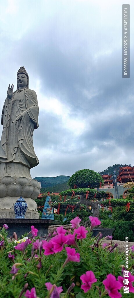 越南下龙湾花丛中的观音雕像